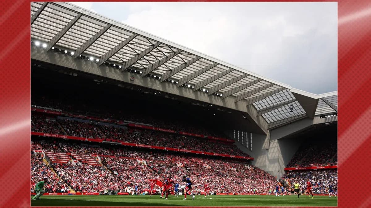 Stade rempli de spectateurs pendant un match de football Stade rempli de spectateurs pendant un match de football