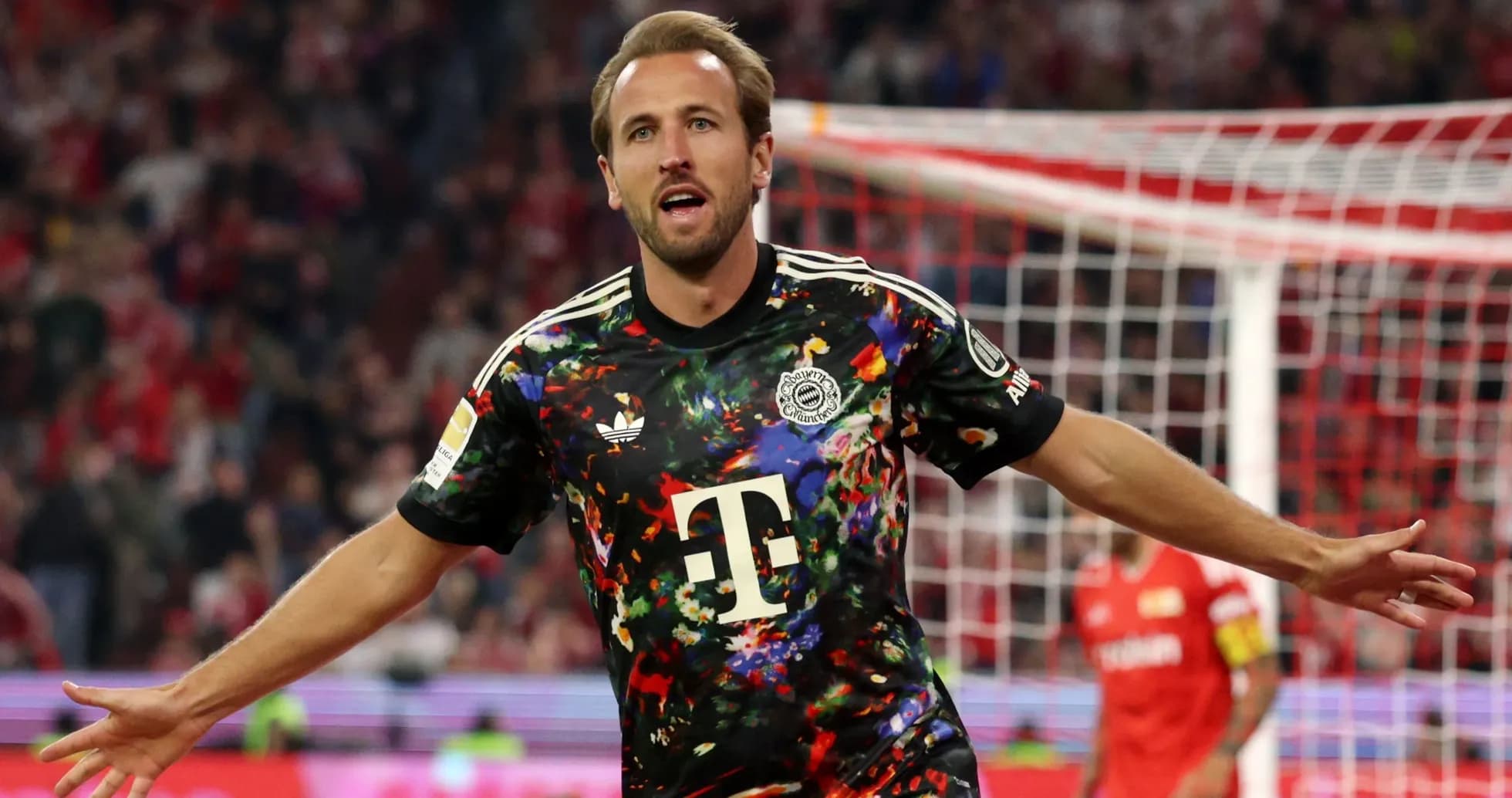 Joueur célébrant un but avec un maillot coloré Joueur célébrant un but avec un maillot coloré