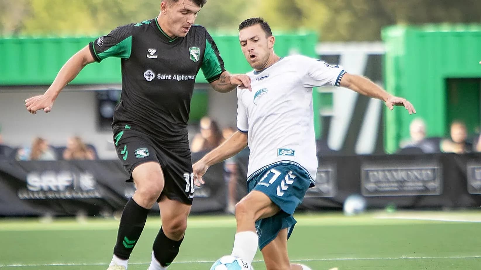 Deux joueurs s'affrontant lors du match Deux joueurs s'affrontant lors du match