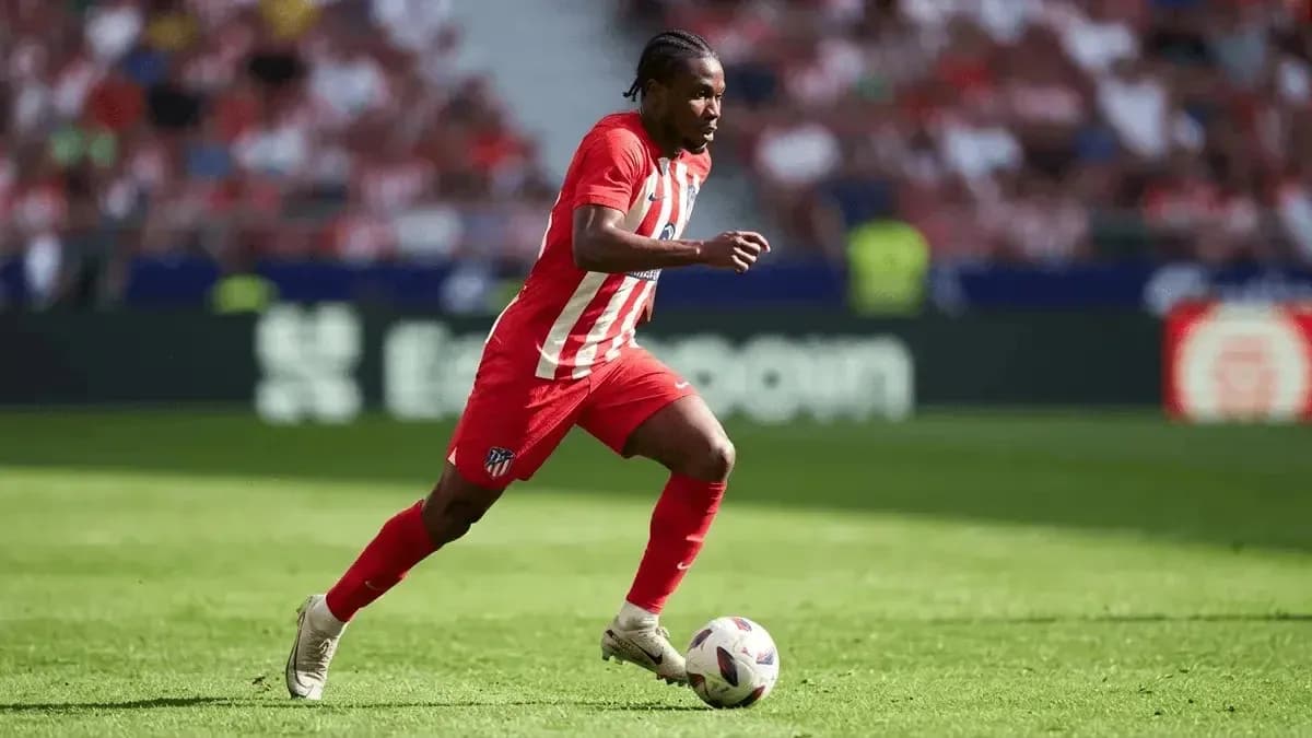 Joueur d'Atlético Madrid courant avec le ballon Joueur d'Atlético Madrid courant avec le ballon