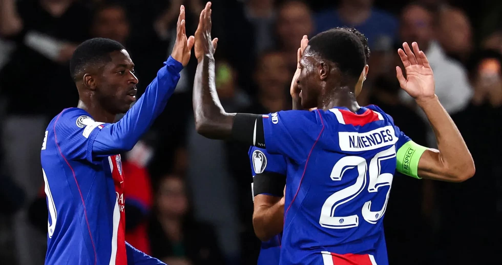Joueurs du PSG célébrant un but ensemble Joueurs du PSG célébrant un but ensemble
