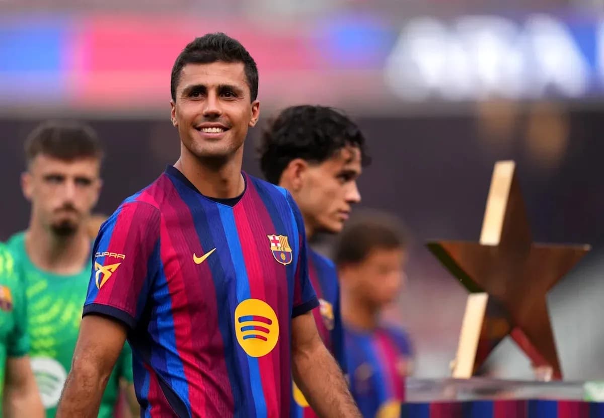 Joueur de Barcelone souriant avec une étoile en arrière-plan Joueur de Barcelone souriant avec une étoile en arrière-plan