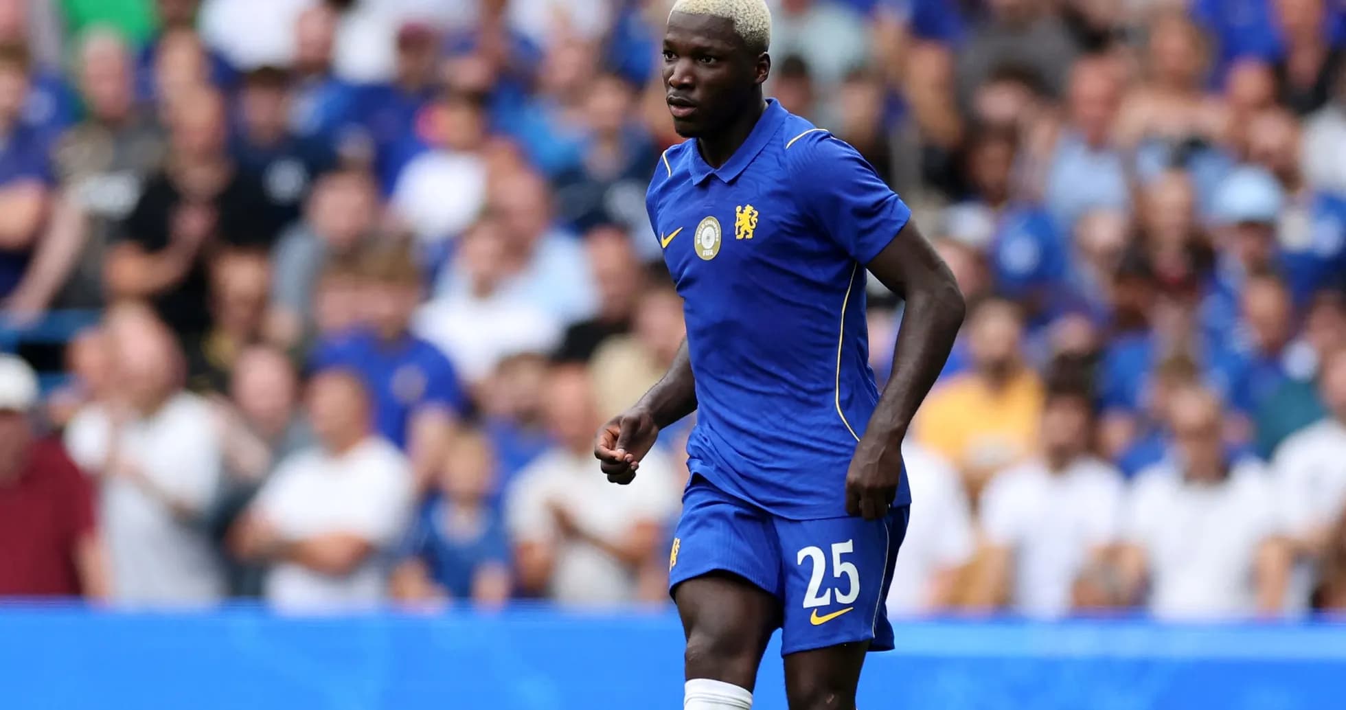 Joueur en maillot bleu de Chelsea sur le terrain Joueur en maillot bleu de Chelsea sur le terrain