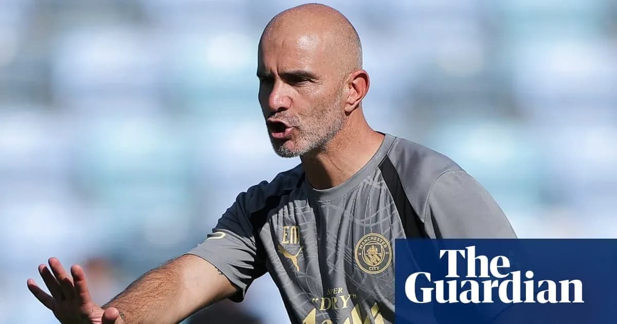 Entraîneur de Manchester City dirigeant une séance d'entraînement Entraîneur de Manchester City dirigeant une séance d'entraînement
