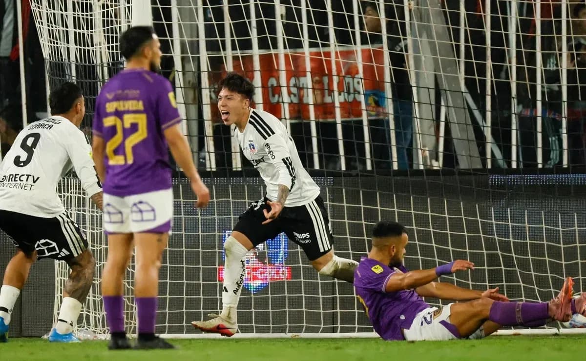 Joueur de Colo Colo célèbre un but Joueur de Colo Colo célèbre un but