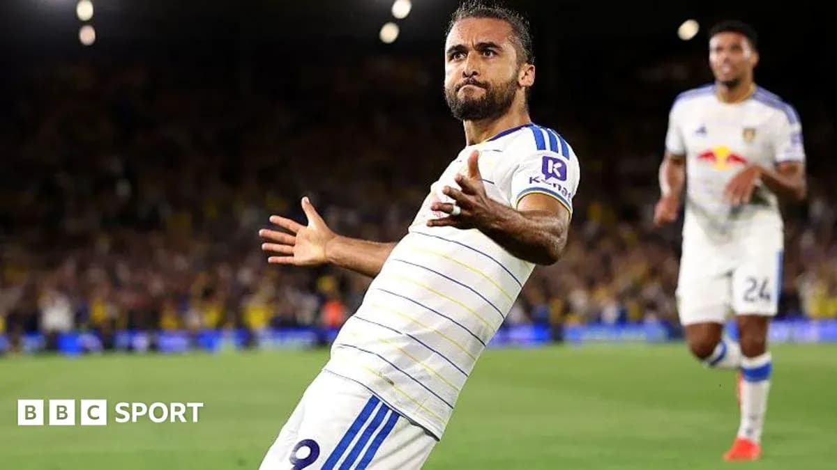 Joueur célébrant un but lors d'un match de football Joueur célébrant un but lors d'un match de football