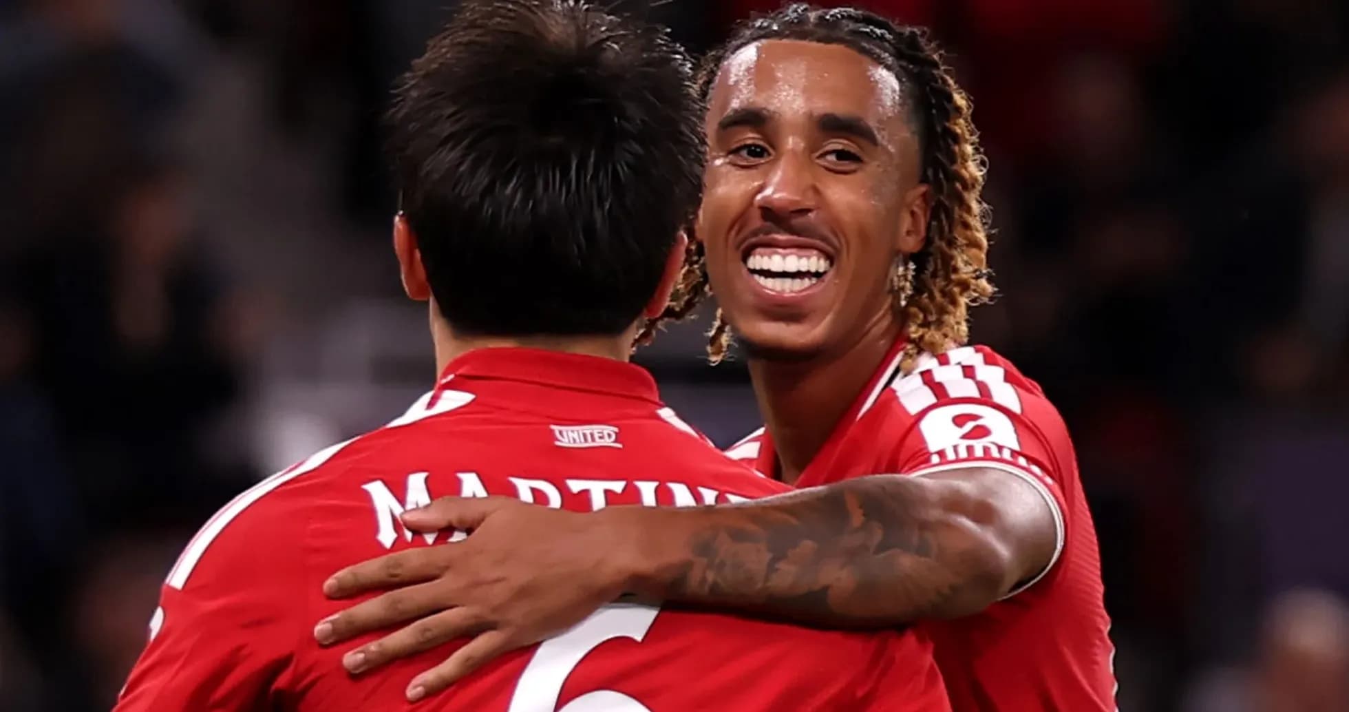 Joueurs célébrant un but avec des maillots rouges Joueurs célébrant un but avec des maillots rouges