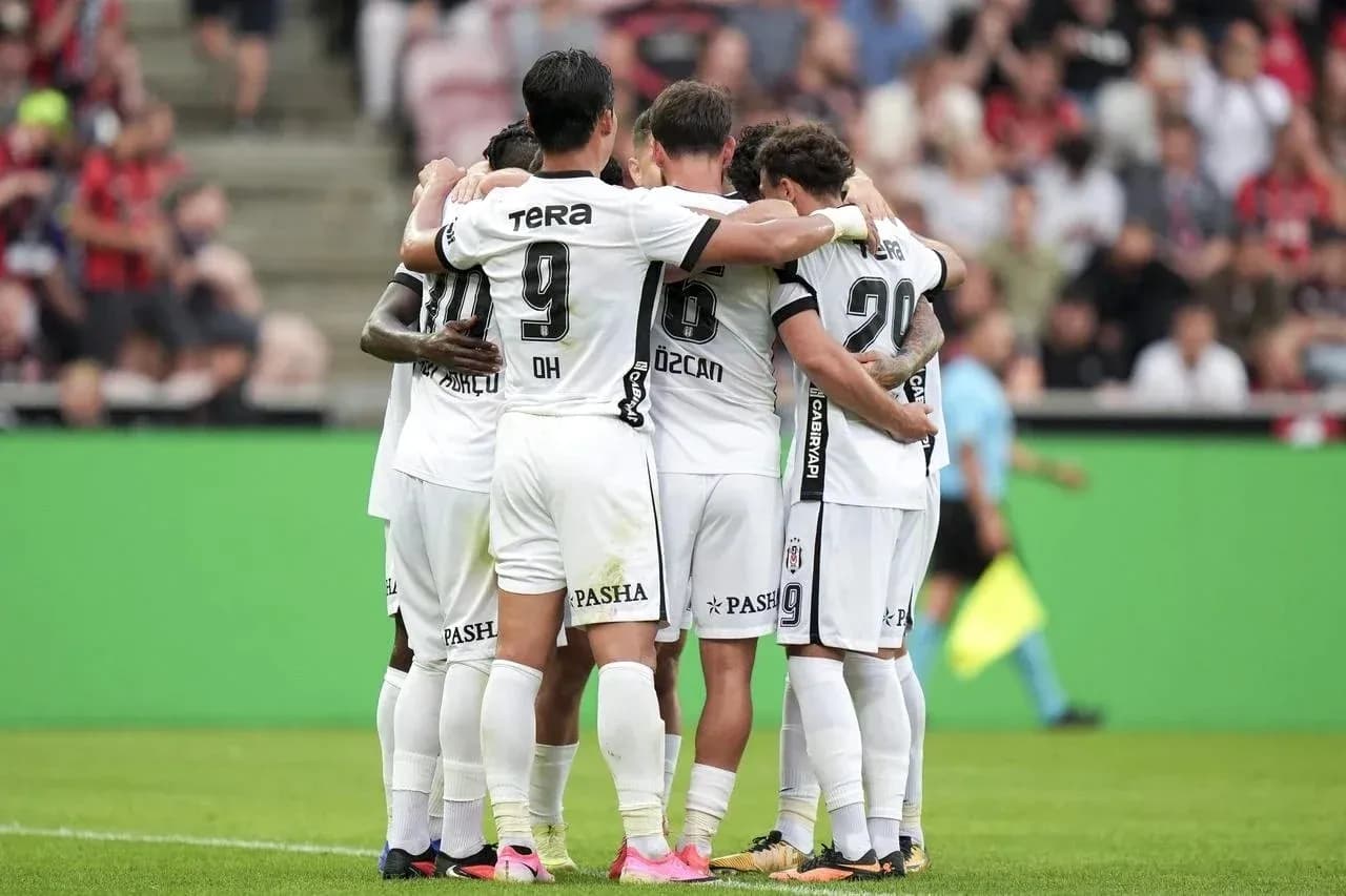 Joueurs de Beşiktaş célébrant un but Joueurs de Beşiktaş célébrant un but