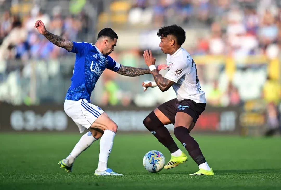 Deux joueurs s'affrontent lors du match Deux joueurs s'affrontent lors du match