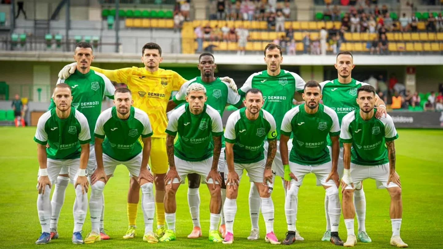 Équipe de football en tenue verte sur le terrain Équipe de football en tenue verte sur le terrain