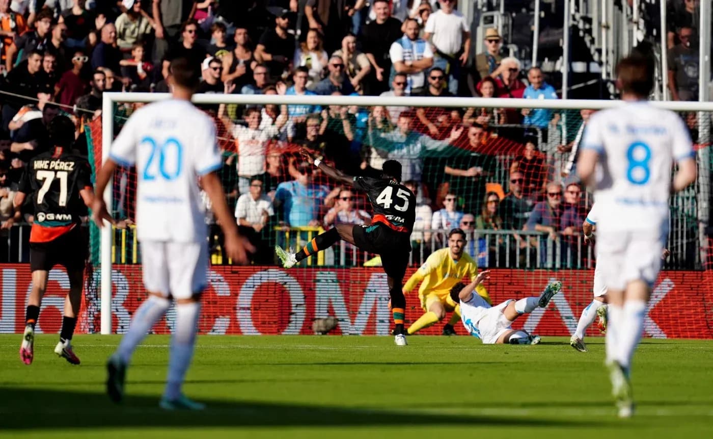 Joueur de Venezia tire au but contre Napoli Joueur de Venezia tire au but contre Napoli