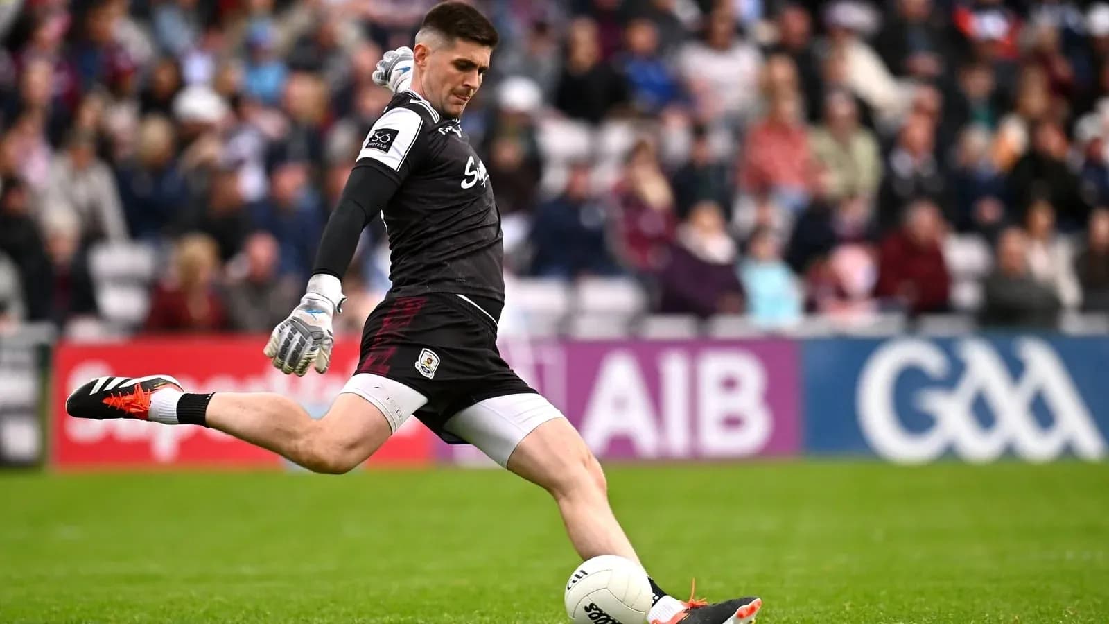 Gardien de but effectuant un tir au football Gardien de but effectuant un tir au football