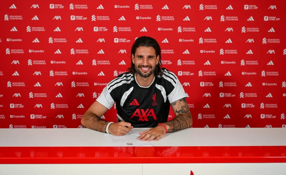 Joueur signant un contrat avec Liverpool FC Joueur signant un contrat avec Liverpool FC