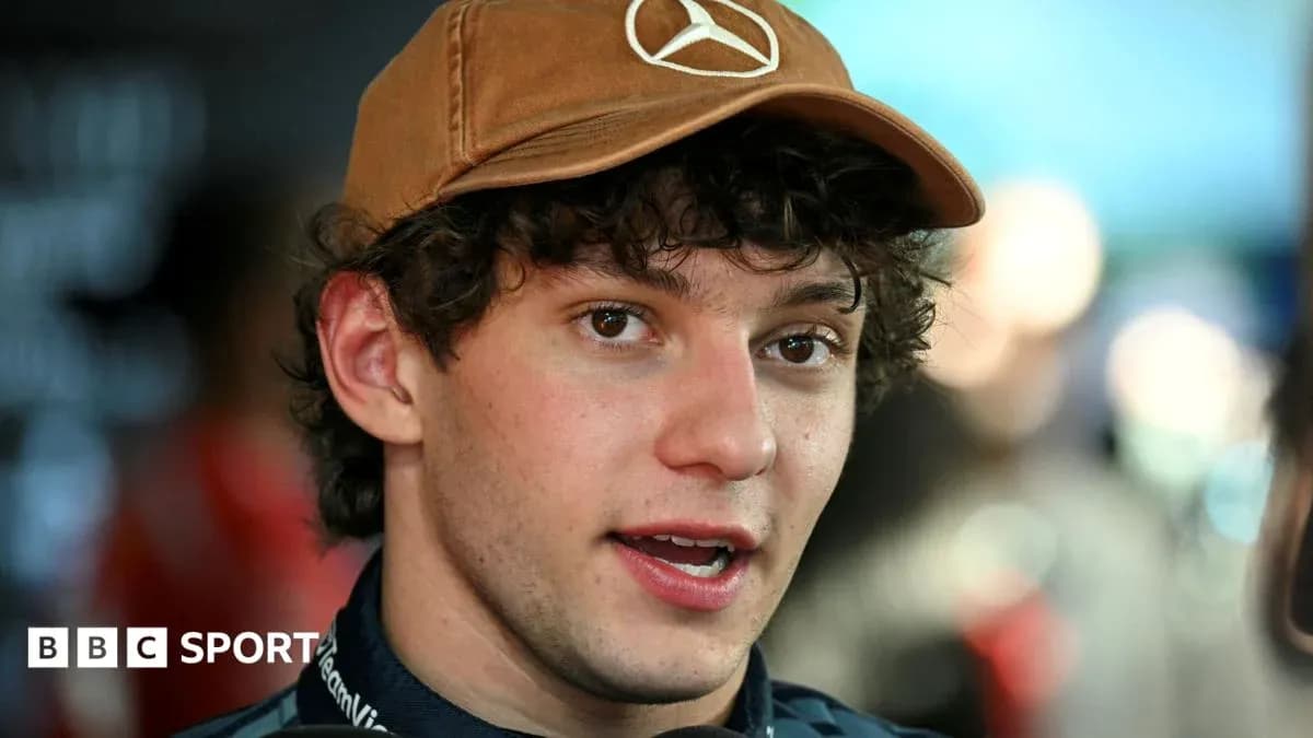 Jeune homme portant une casquette Mercedes en interview Jeune homme portant une casquette Mercedes en interview