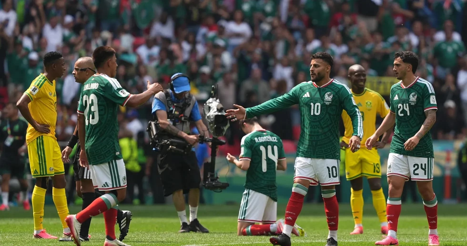 Joueurs du Mexique célébrant un but contre l'Afrique du Sud Joueurs du Mexique célébrant un but contre l'Afrique du Sud