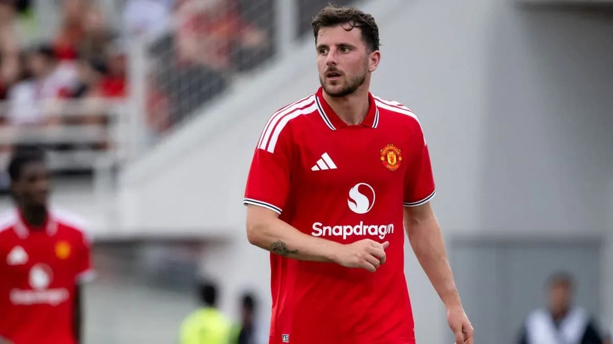 Joueur de Manchester United en maillot rouge sur le terrain Joueur de Manchester United en maillot rouge sur le terrain