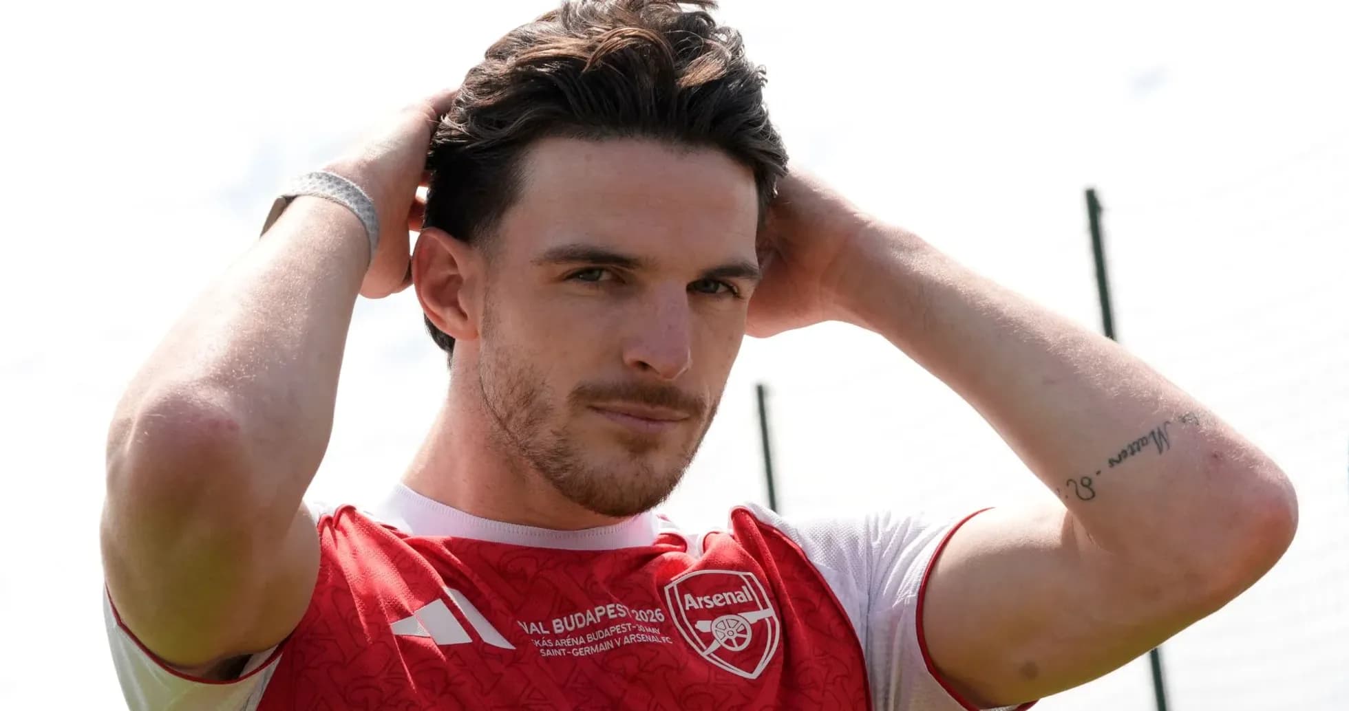 Joueur d'Arsenal ajustant ses cheveux pendant l'entraînement Joueur d'Arsenal ajustant ses cheveux pendant l'entraînement