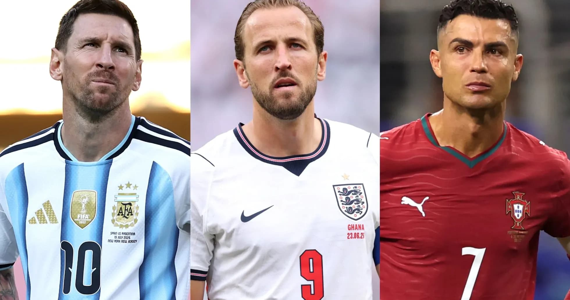 Trois footballeurs en maillots de leurs équipes nationales Trois footballeurs en maillots de leurs équipes nationales