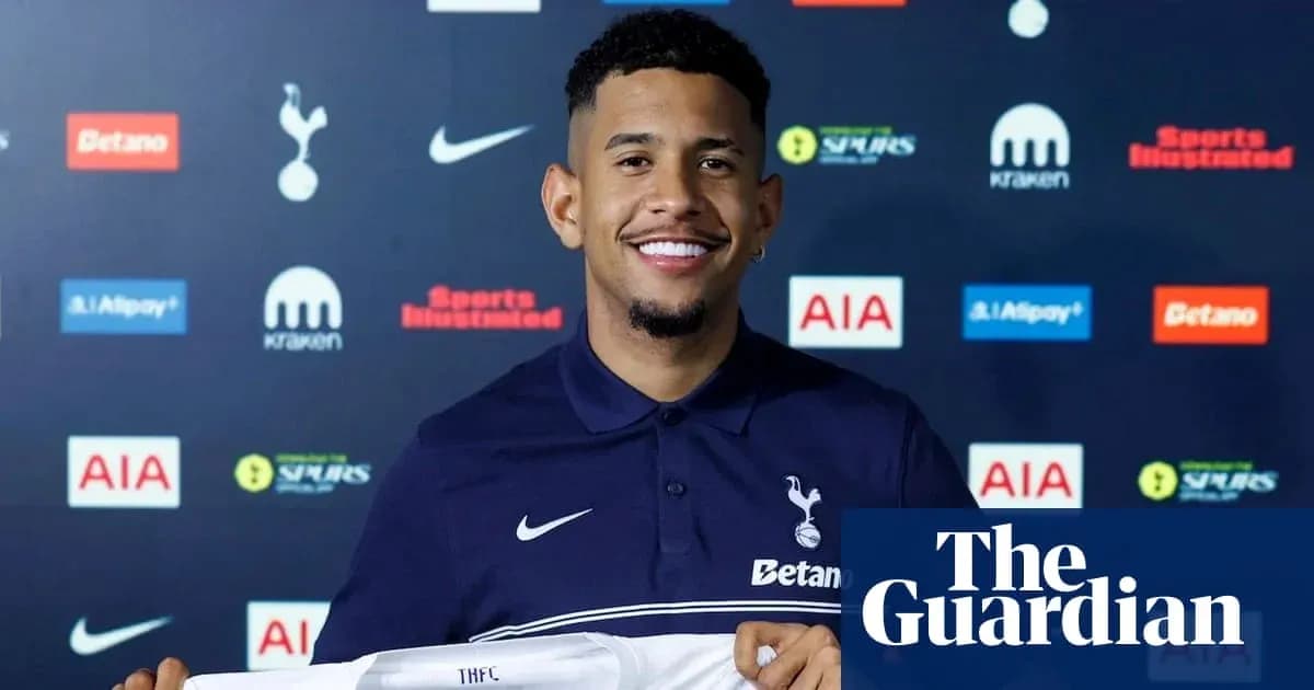 Joueur présentant le maillot de Tottenham Hotspur Joueur présentant le maillot de Tottenham Hotspur