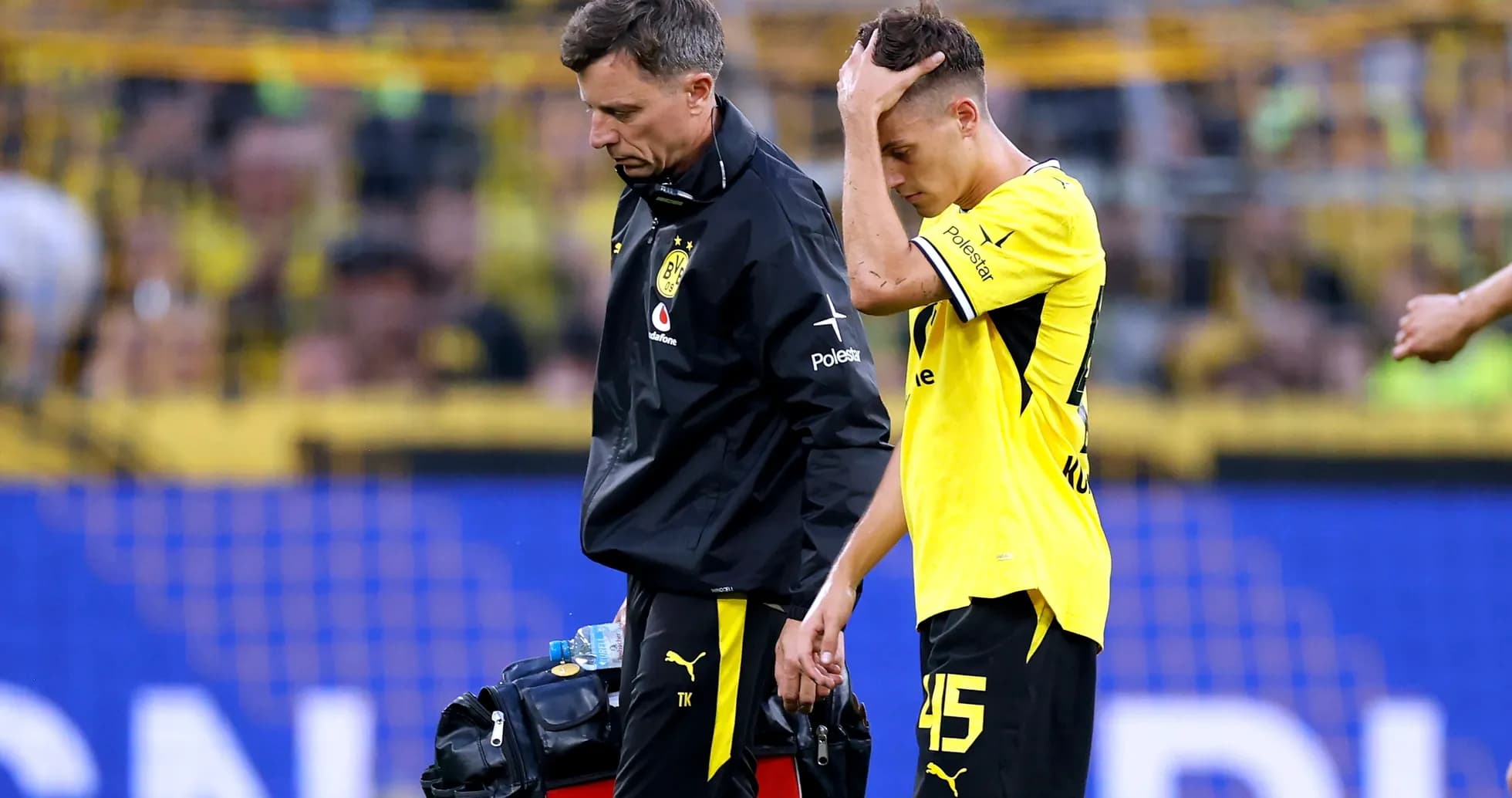 Joueur de Dortmund se faisant aider par le staff médical Joueur de Dortmund se faisant aider par le staff médical