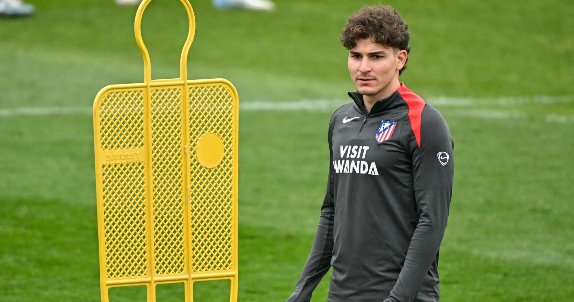 Joueur d'Atlético Madrid près d'un mannequina d'entraînement Joueur d'Atlético Madrid près d'un mannequina d'entraînement