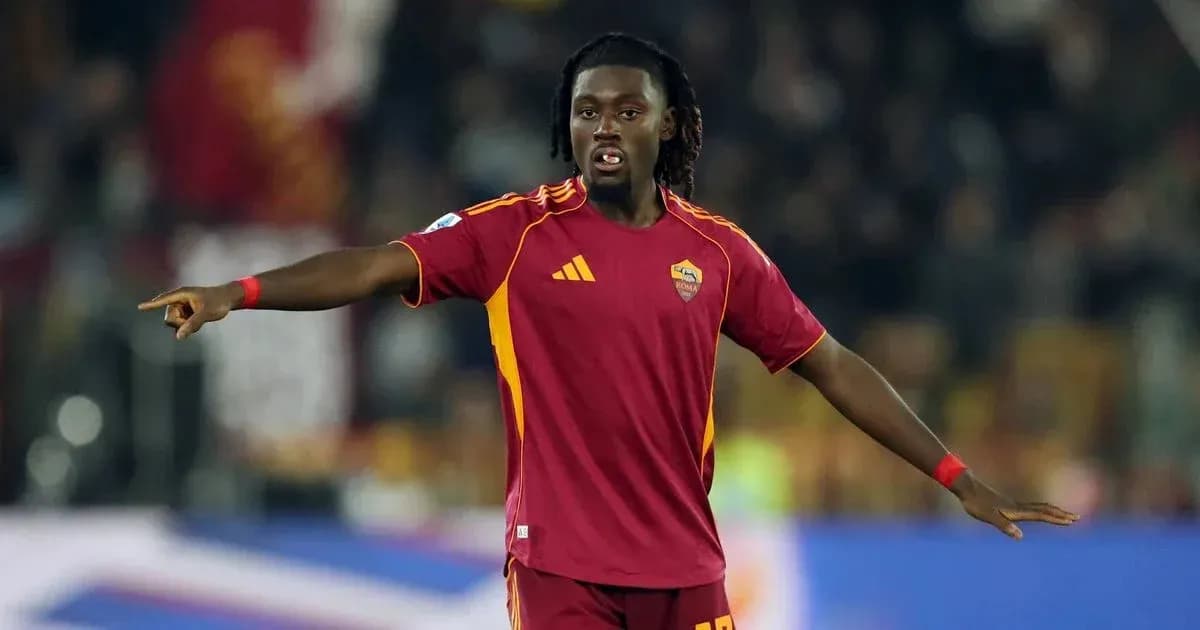 Joueur de l'AS Roma indiquant une direction sur le terrain Joueur de l'AS Roma indiquant une direction sur le terrain