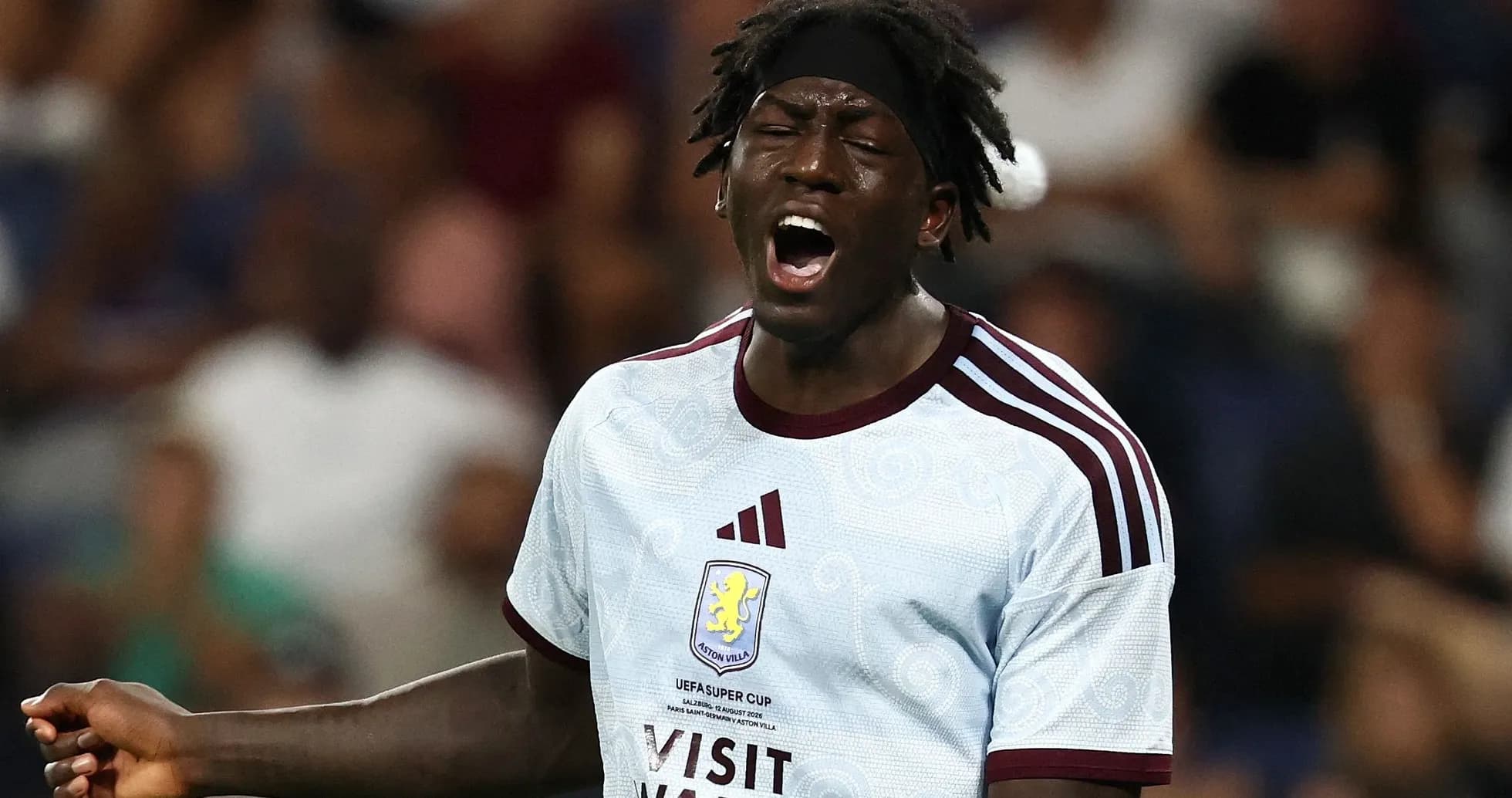 Joueur d'Aston Villa exprimant son émotion sur le terrain Joueur d'Aston Villa exprimant son émotion sur le terrain