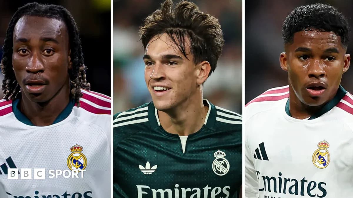 Trois joueurs du Real Madrid en maillots d'équipe Trois joueurs du Real Madrid en maillots d'équipe