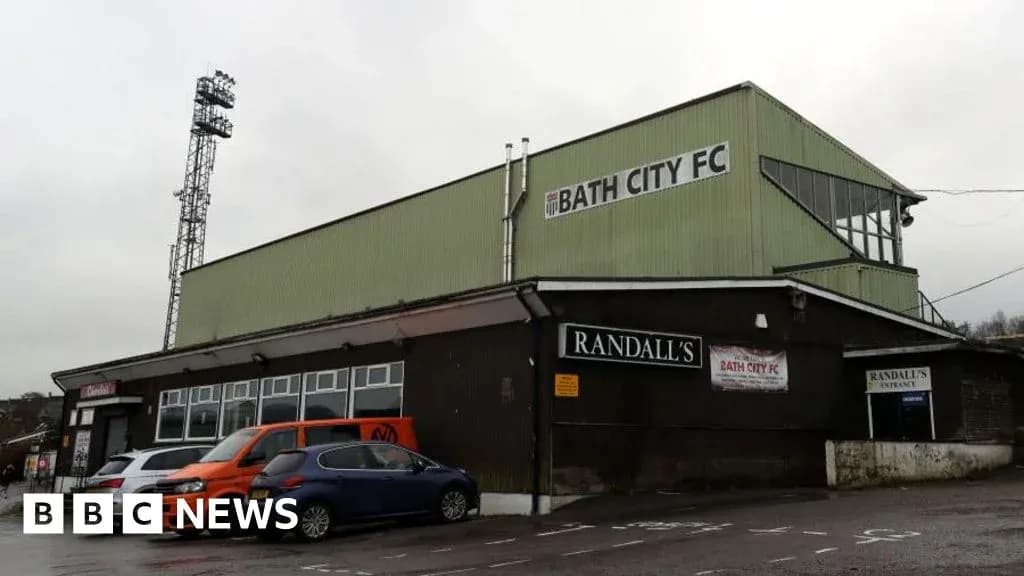 Stade de Bath City FC avec le bâtiment Randall's Stade de Bath City FC avec le bâtiment Randall's