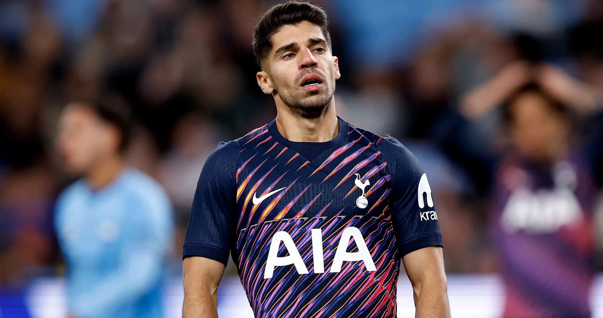 Joueur de Tottenham sur le terrain pendant un match Joueur de Tottenham sur le terrain pendant un match