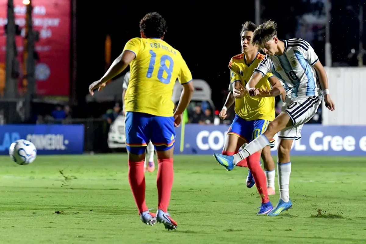 Joueur argentin tirant au but contre des adversaires Joueur argentin tirant au but contre des adversaires