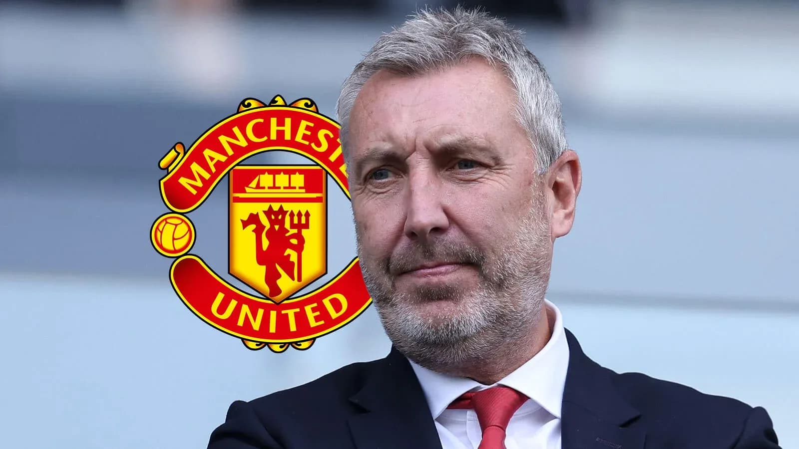 Homme en costume avec logo de Manchester United en arrière-plan Homme en costume avec logo de Manchester United en arrière-plan