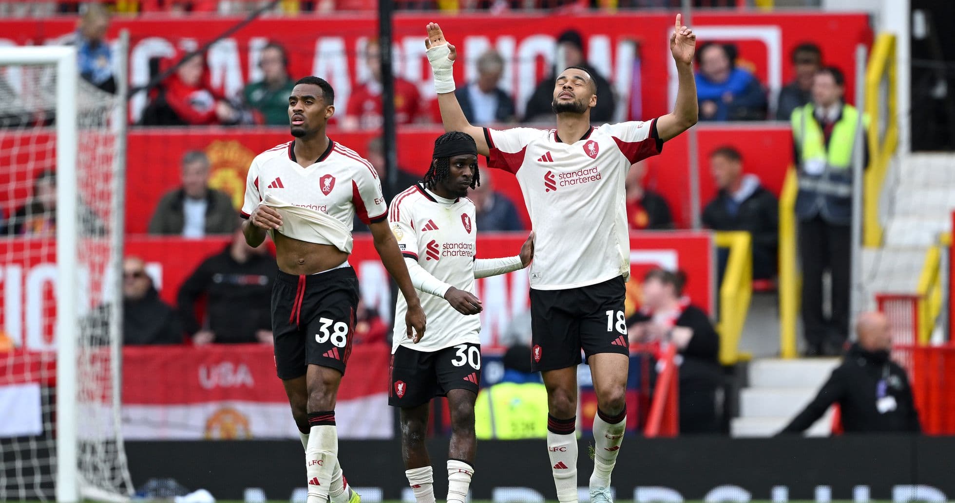 Trois joueurs célébrant après un match de football Trois joueurs célébrant après un match de football