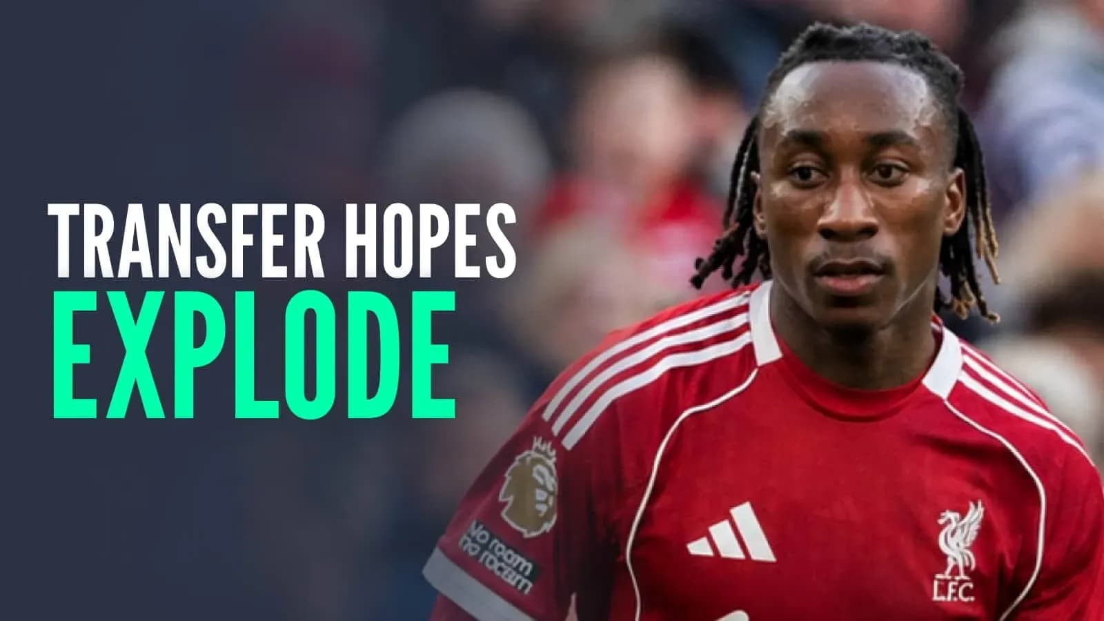 Joueur de Liverpool en maillot rouge sur le terrain Joueur de Liverpool en maillot rouge sur le terrain
