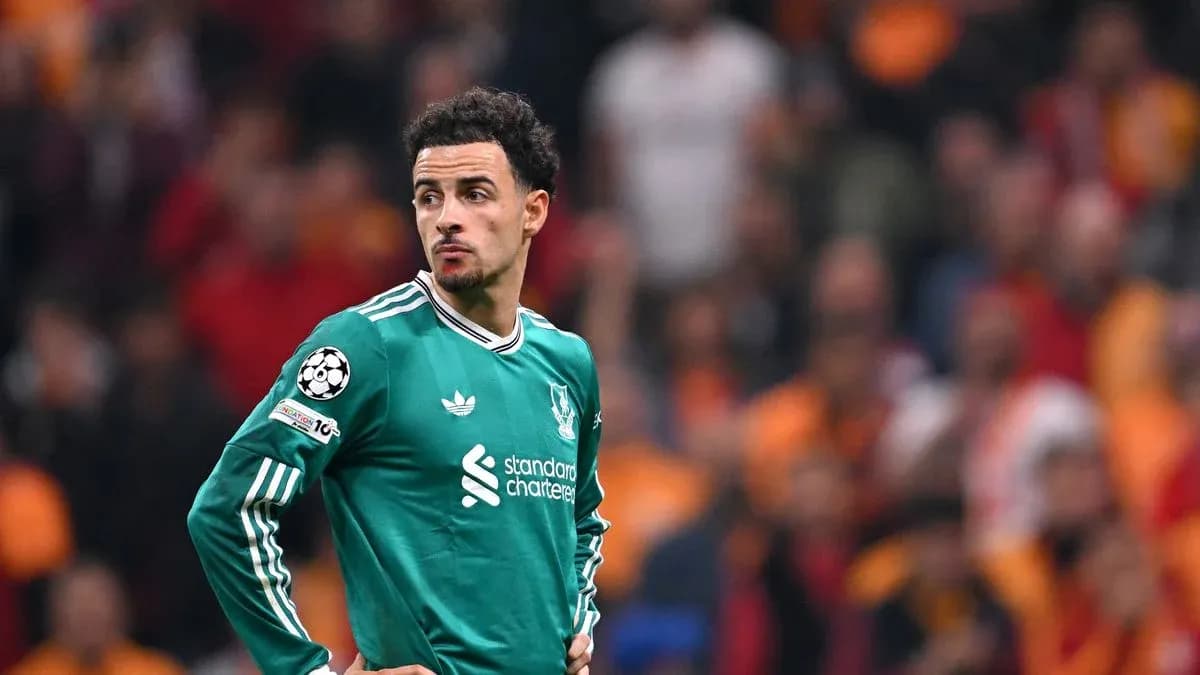 Joueur en maillot de gardien sur le terrain Joueur en maillot de gardien sur le terrain