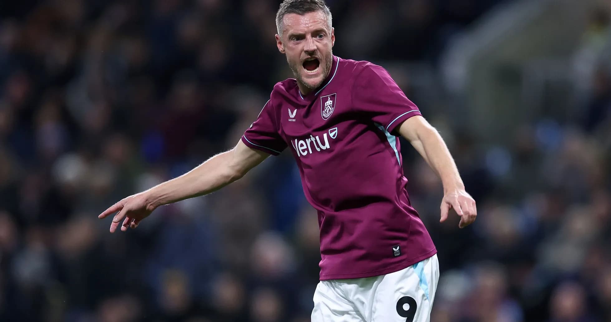 Joueur de Burnley célébrant un but sur le terrain Joueur de Burnley célébrant un but sur le terrain