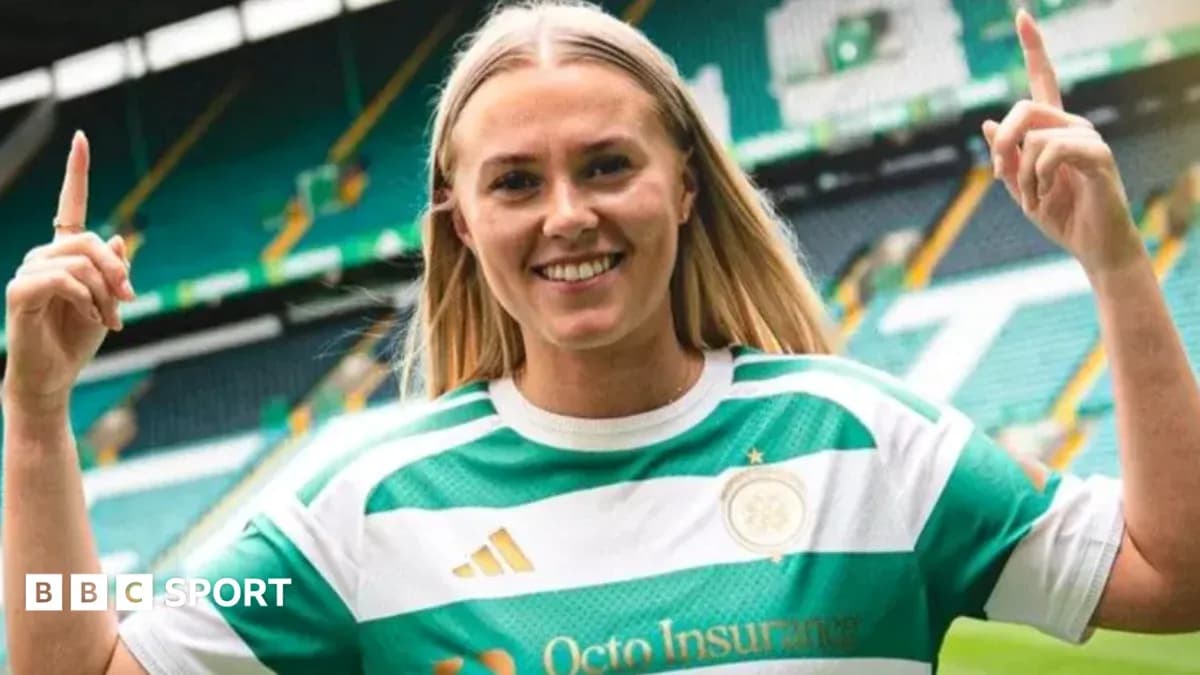 Joueuse de football en maillot du Celtic, célébrant Joueuse de football en maillot du Celtic, célébrant