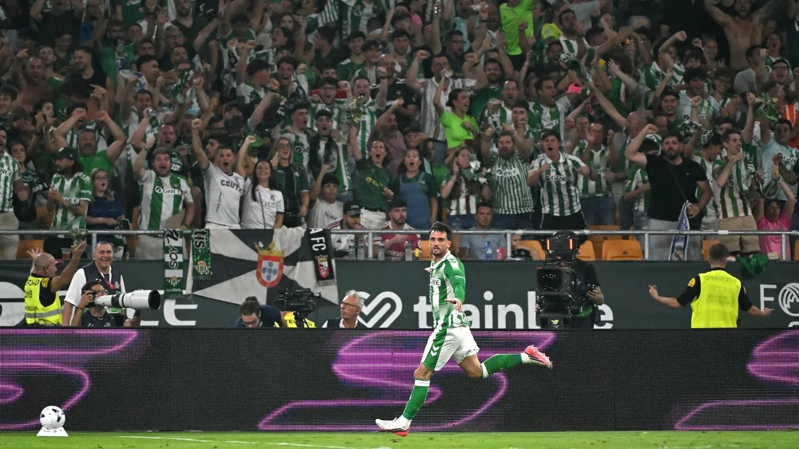 Joueur célébrant un but devant des fans enjoués Joueur célébrant un but devant des fans enjoués