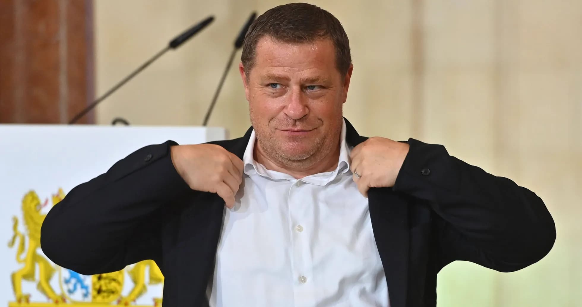 Homme ajustant sa veste lors d'une conférence Homme ajustant sa veste lors d'une conférence
