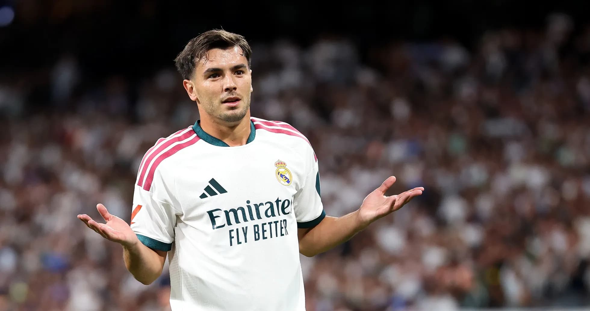 Joueur du Real Madrid avec les bras écartés sur le terrain Joueur du Real Madrid avec les bras écartés sur le terrain