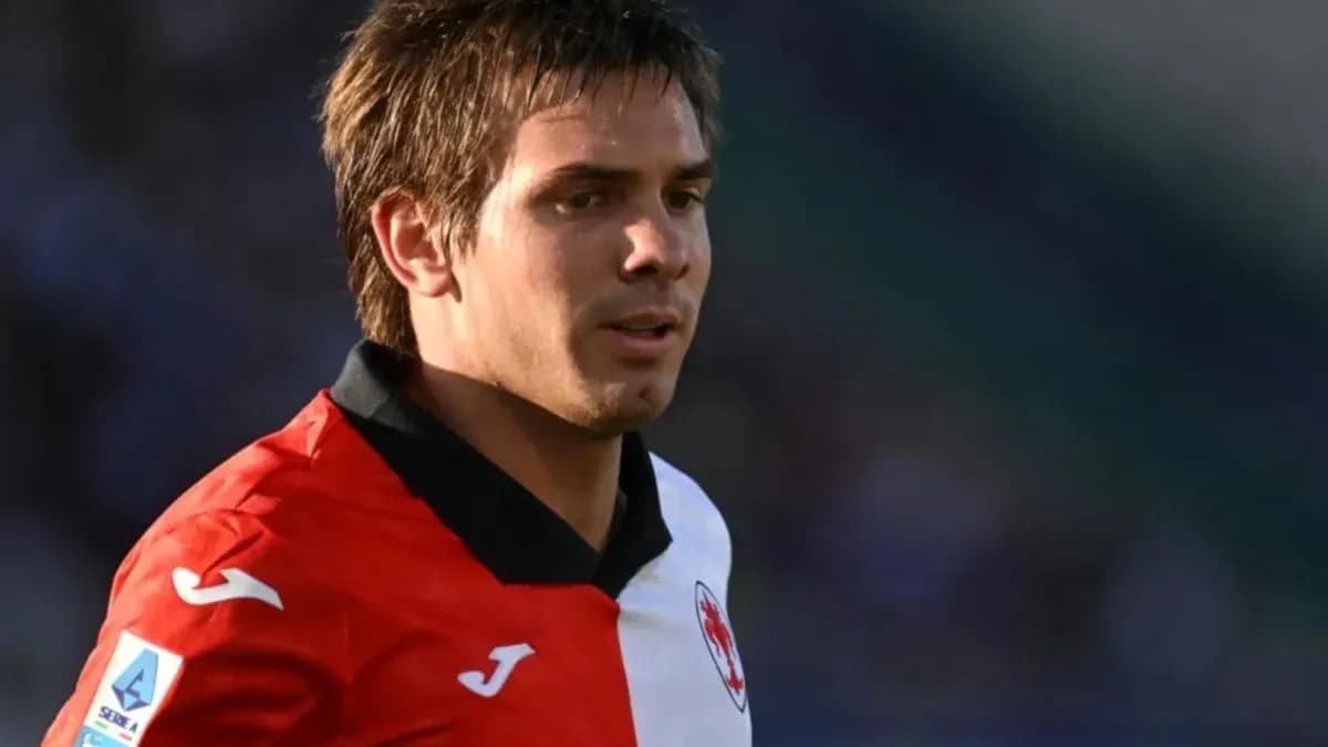 Joueur portant un maillot rouge et blanc sur le terrain Joueur portant un maillot rouge et blanc sur le terrain
