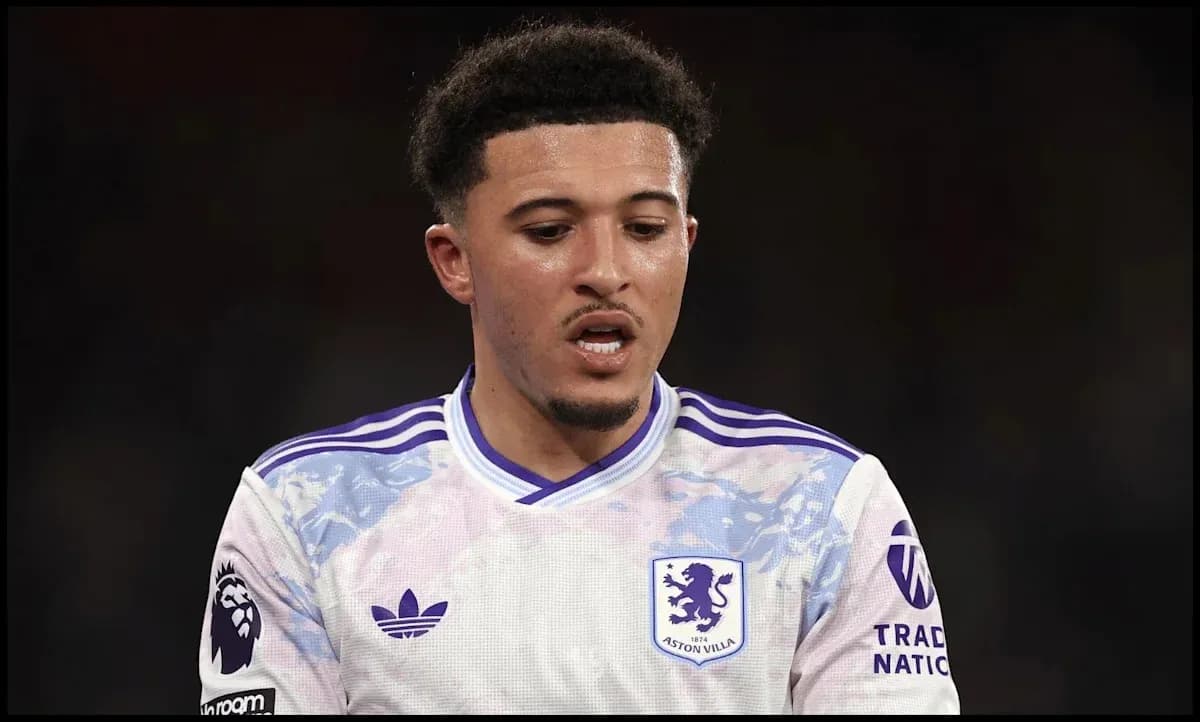 Joueur d'Aston Villa en tenue de match Joueur d'Aston Villa en tenue de match
