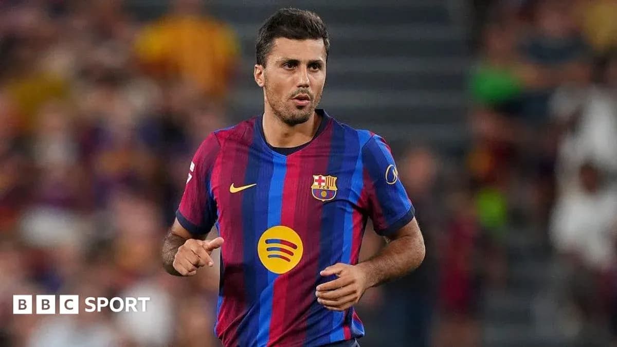 Joueur de Barcelone courant sur le terrain Joueur de Barcelone courant sur le terrain