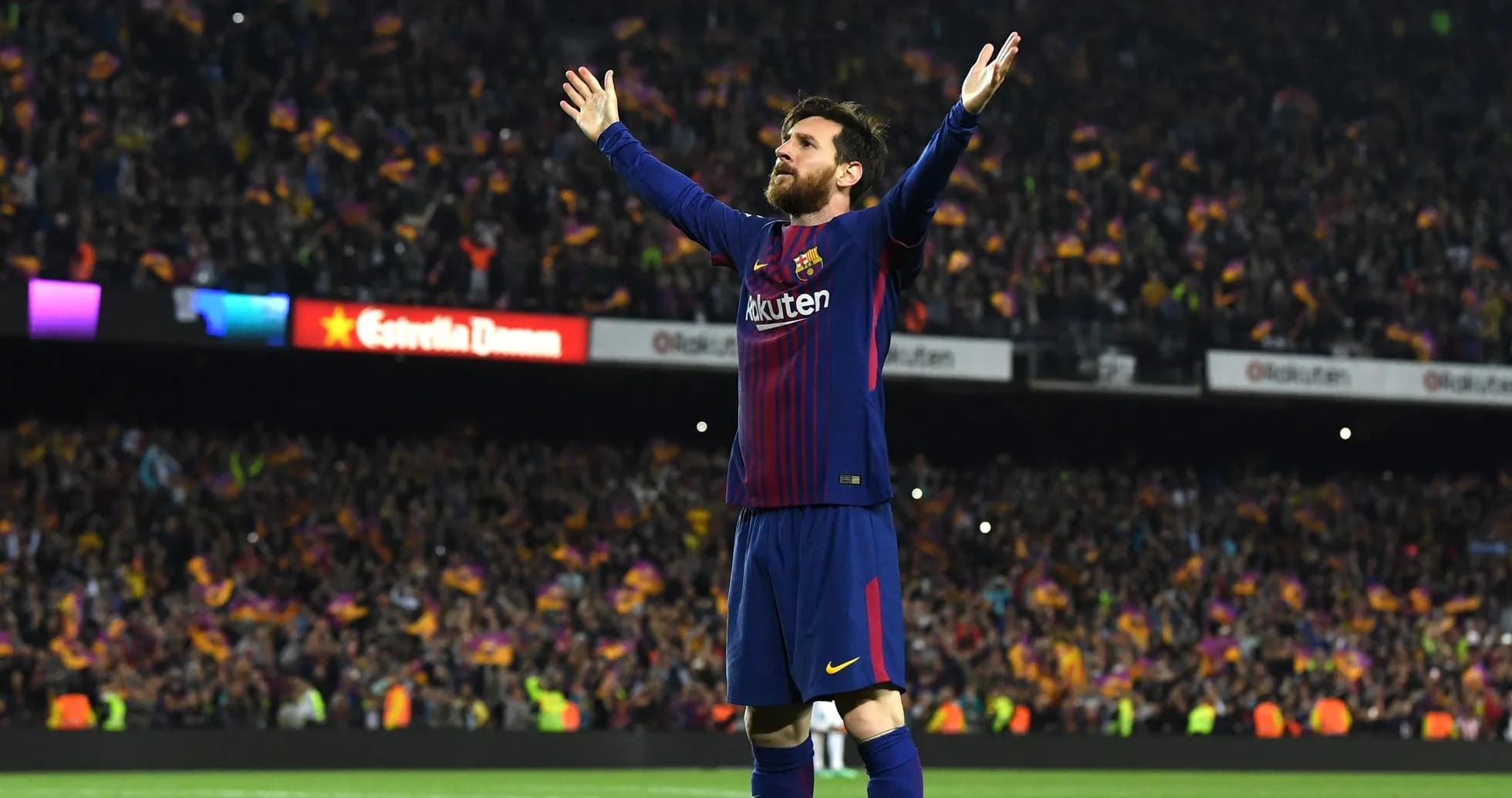 Joueur célébrant devant des supporters au Camp Nou Joueur célébrant devant des supporters au Camp Nou