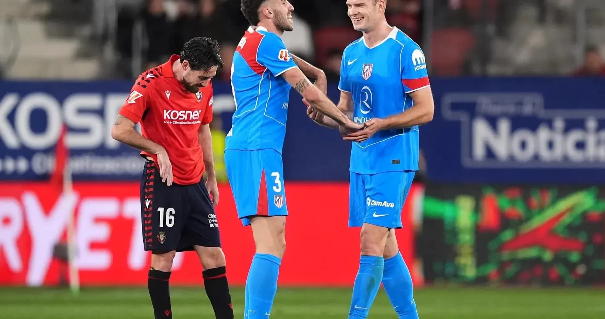 Joueurs d'Atletico Madrid et Osasuna sur le terrain Joueurs d'Atletico Madrid et Osasuna sur le terrain