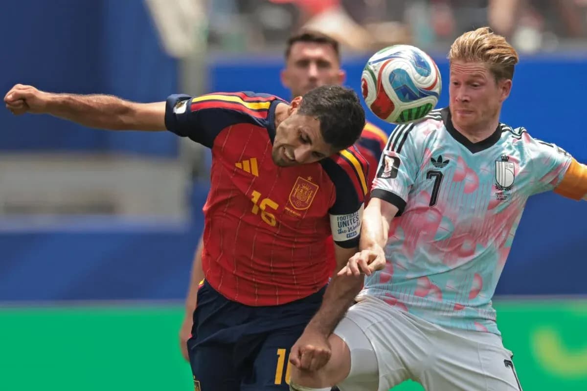 Deux joueurs se disputent le ballon en match Deux joueurs se disputent le ballon en match