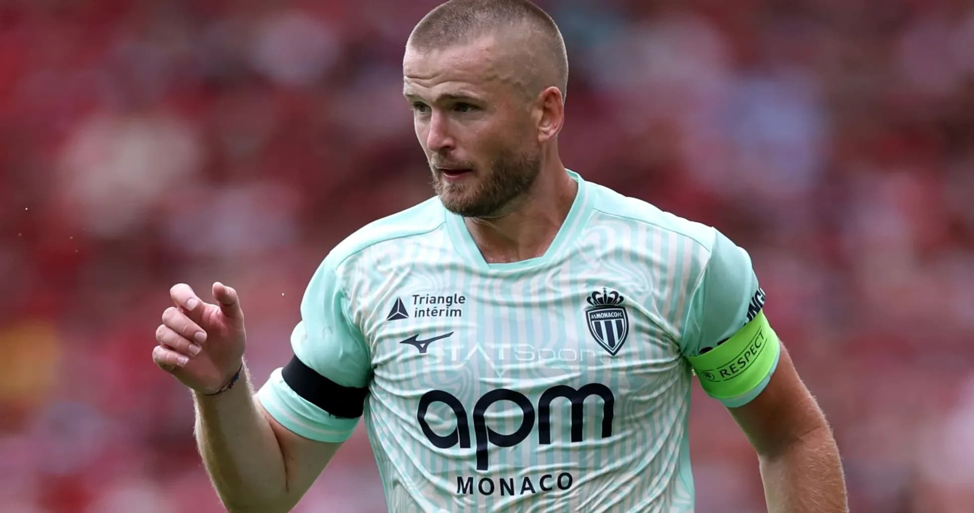 Joueur de l'AS Monaco en action sur le terrain Joueur de l'AS Monaco en action sur le terrain