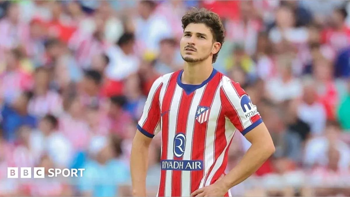 Joueur d'Atletico Madrid sur le terrain, regard pensif Joueur d'Atletico Madrid sur le terrain, regard pensif