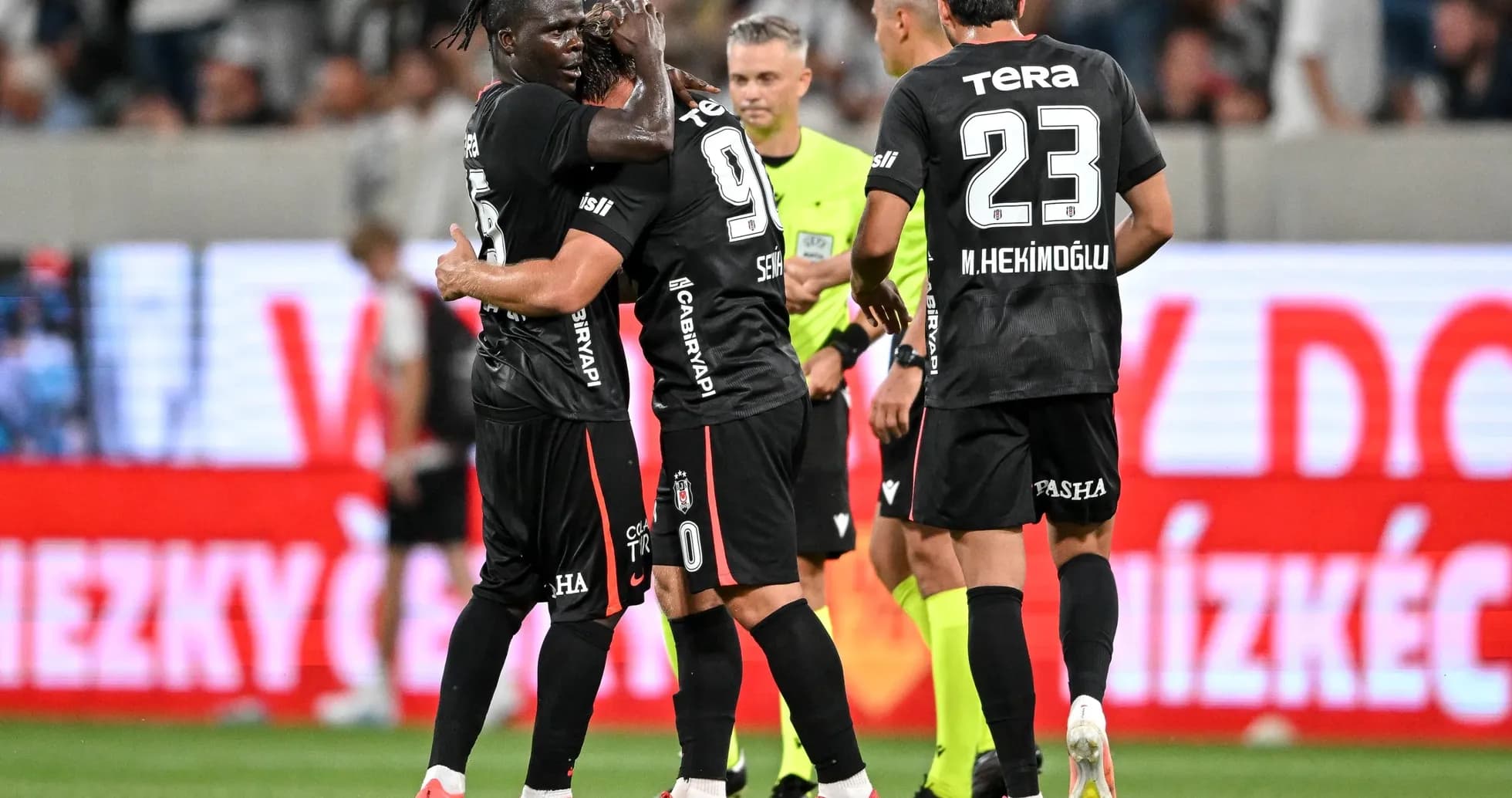 Joueurs de Beşiktaş célébrant un but Joueurs de Beşiktaş célébrant un but