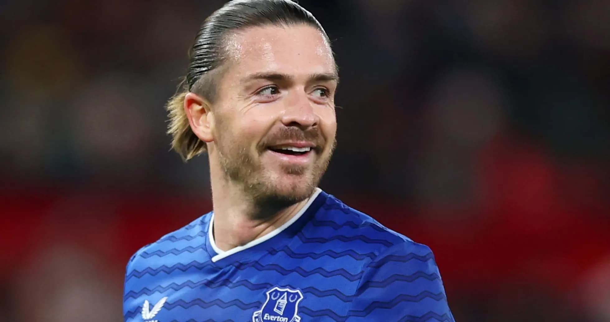 Joueur souriant en maillot d'Everton sur le terrain Joueur souriant en maillot d'Everton sur le terrain